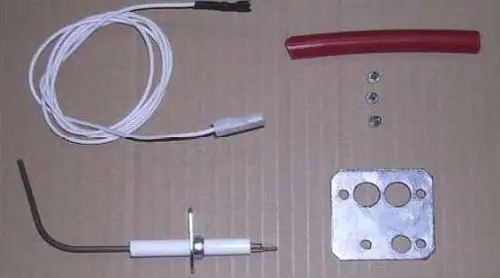 Zubehörset von Remeha, bestehend aus einer Ionisationselektrode, Anschlussdrähten, einem roten Schlauch, Schrauben und einer metallischen Halterung.